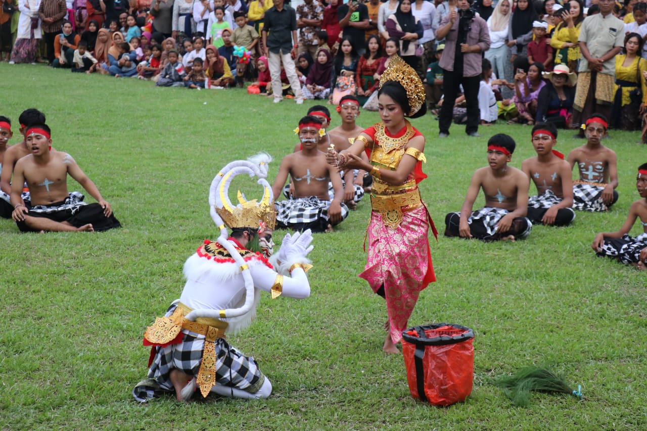 MENGHIBUR -- Tarian Kecak sangat dinantikan masyarakat Kecamatan Tomoni. Penampilan Tari Kecak berhasil menghibur dan memukau penonton karena membawa nuansa magis dan keindahan budaya Bali di Lutim.