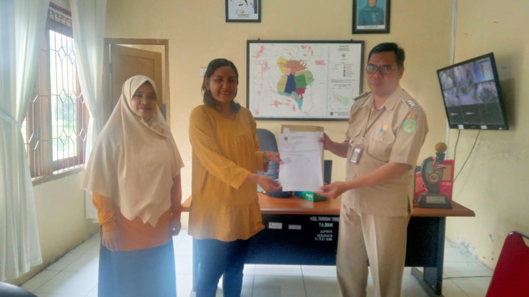 MUSYAWARAH -- Camat Tomoni Timur, Yulius resmi menerima hasil musyawarah penetapan status Indeks Desa Membangun (IDM) se-Kecamatan Tomoni Timur pada Selasa (11/06/2024). 