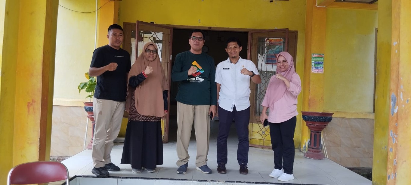 KUNJUNGAN -- Camat Tomoni Timur, Yulius foto bersama Sekretaris Badan Kesbangpol, Alfian Bakran didampingi Kabid Politik Dalam Negeri dan Organisasi Masyarakat serta dua staf di ruang kerjanya, Rabu (5/6).