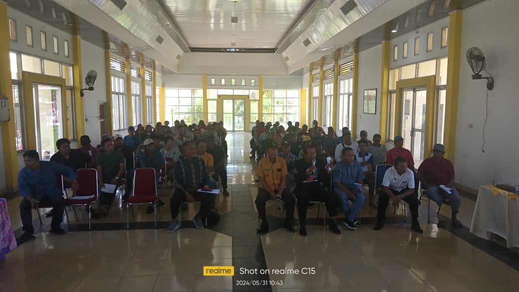 BUKA -- Camat Tomoni Timur, Yulius didampingi Danramil Mangkutana Raya, Kabid Tanaman Pangan dan Hortikultura Rahmatullah Azis membuka Tudang Sipulung di Gedung Serbaguna Kecamatan Tomoni Timur baru-baru ini. 