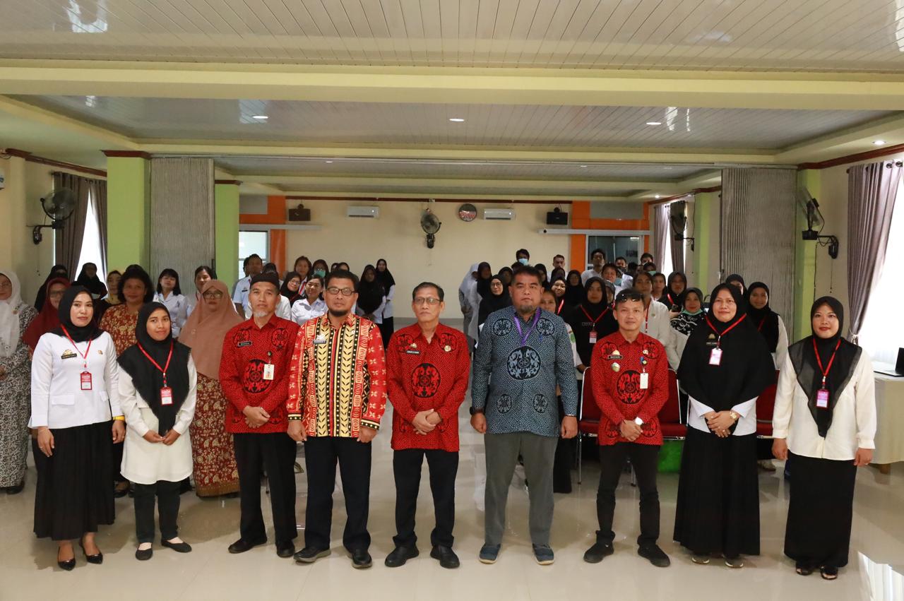 UJI KOMPETENSI -- Staf Ahli Hukum dan Pemerintahan, Andi Juana Fachruddin membuka kegiatan Uji Kompetensi Jabatan Fungsional Kesehatan Bidan dan Perawat, yang dilaksanakan di Hotel I Lagaligo Kecamatan Malili baru-baru ini. 