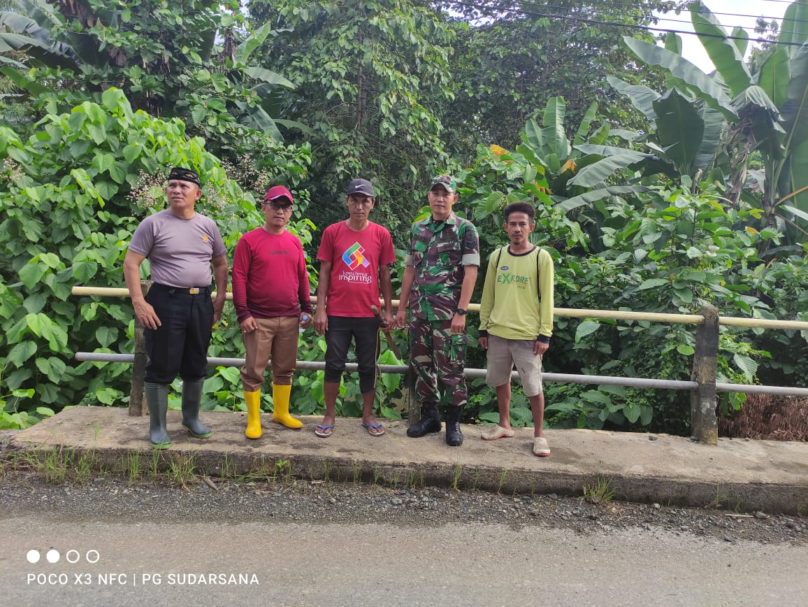 TINJAU -- Camat Angkona, I Putu Gede Sudarsana meninjau saluran pembuangan Manakai di perbatasan Desa Solo dan Lamaeto pada Selasa (4/6).