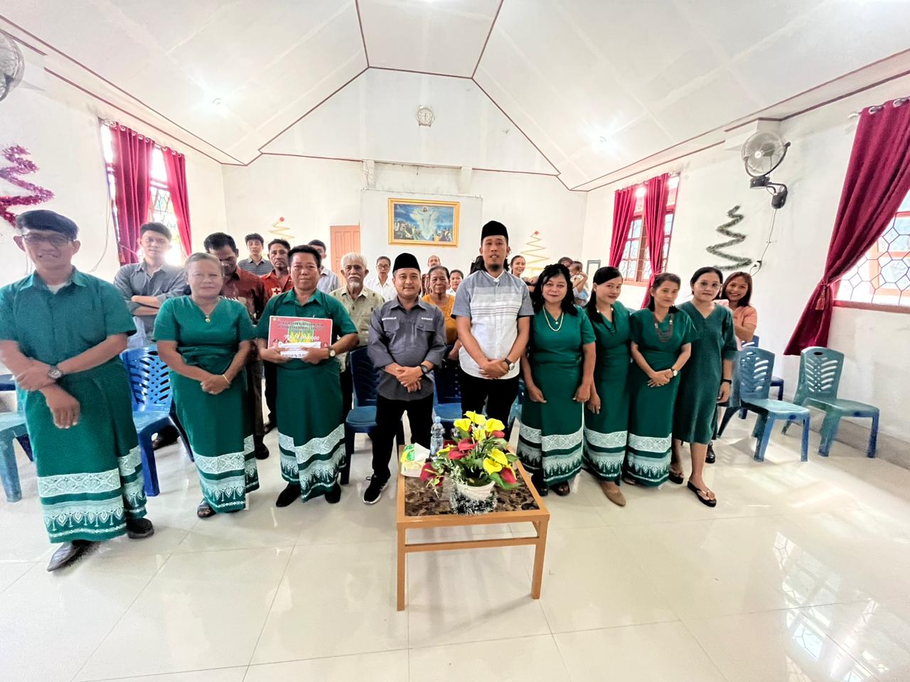 BANTUAN -- Gereja Toraja Jemaat Rantepulio cabang kebaktian Jompi di Desa Lagego, Kecamatan Burau, menerima bantuan sebesar Rp 25 juta dari Pemerintah Daerah (Pemda) Luwu Timur. 