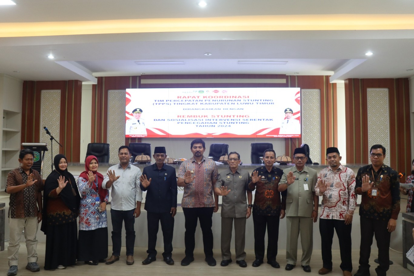 REMBUK STUNTING -- Wabup Luwu Timur, Mochammad Akbar Andi Leluasa foto bersama usai membuka Rakor TPPS tingkat Kabupaten Luwu Timur yang juga dirangkaikan dengan Rembuk Stunting dan Sosialisasi Pelaksanaan Intervensi Serentak tahun 2024, yang berlangsung di Aula Sasana Praja Kantor Bupati Lutim Kamis malam lalu.