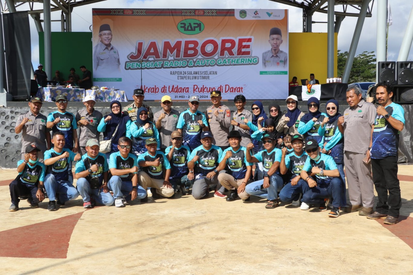 BUKA JAMBORE -- Bupati Luwu Timur, H Budiman membuka secara resmi Jambore Radio Antar Penduduk Indonesia (RAPI) Daerah 24 Sulsel di Lapangan Iniaku Sorowako, Kecamatan Nuha, Sabtu (1/6). 