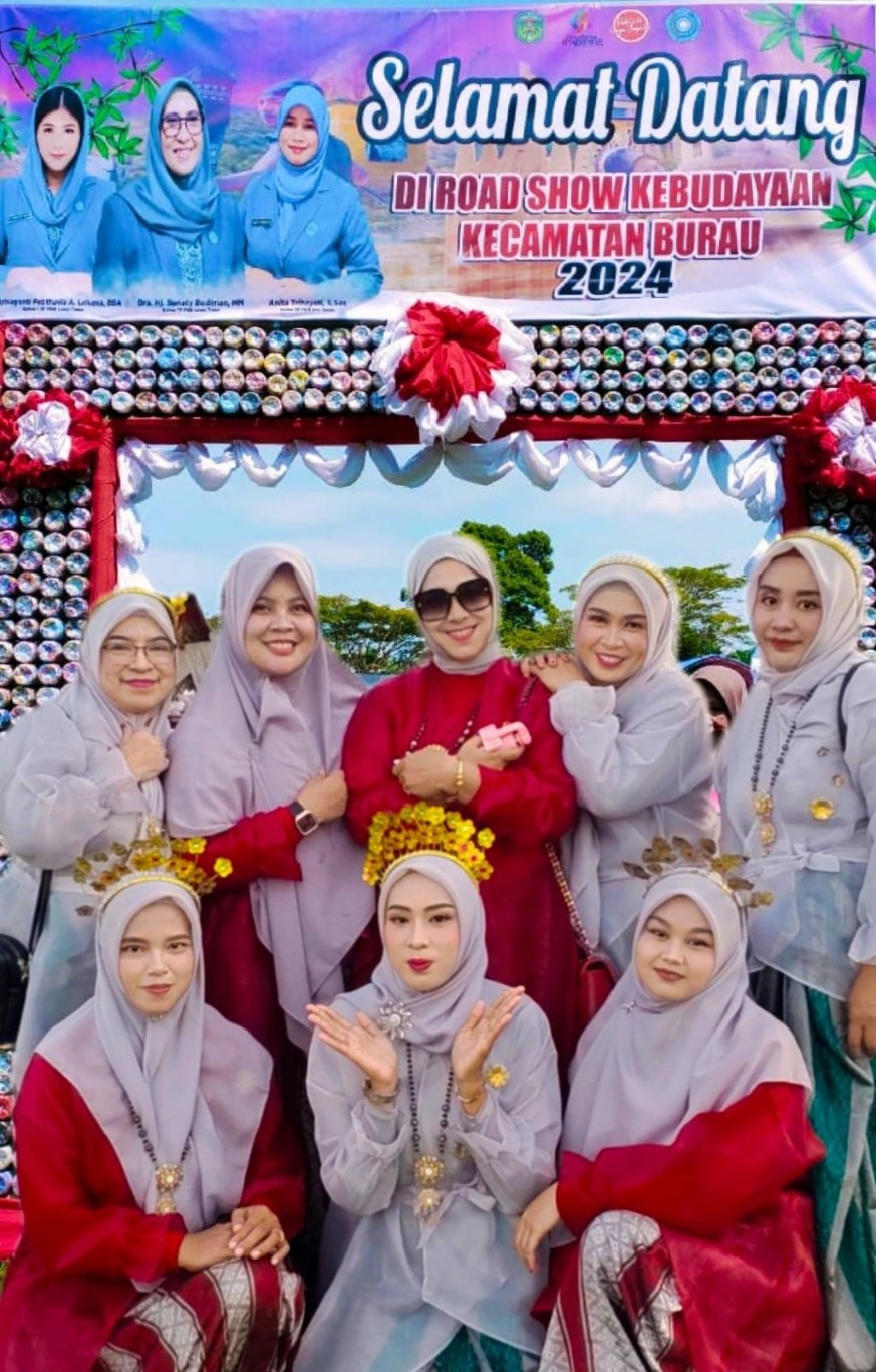 LAGU MEMUKAU -- Sanggar Seni UPT SP SDN 101 Lauwo menyajikan lagu Ininnawa Sabbarae yang memukau di ajang Roadshow Kebudayaan Kecamatan Burau, di Lapangan Kecamatan Burau, Sabtu (8/6) kemarin.