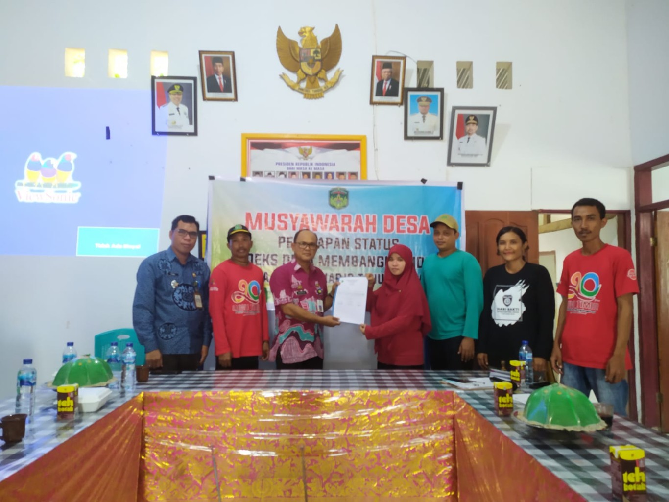 MUSYAWARAH -- Dua desa di Kecamatan Tomoni Timur yakni Desa Kertoraharjo dan Desa Manunggal, melaksanakan Musyawarah Penetapan Status Indeks Desa Membangun (IDM) Tahun 2024 baru-baru ini. Tampak panitia menyerahkan hasil musyawarah kepada pemerintah kecamatan.