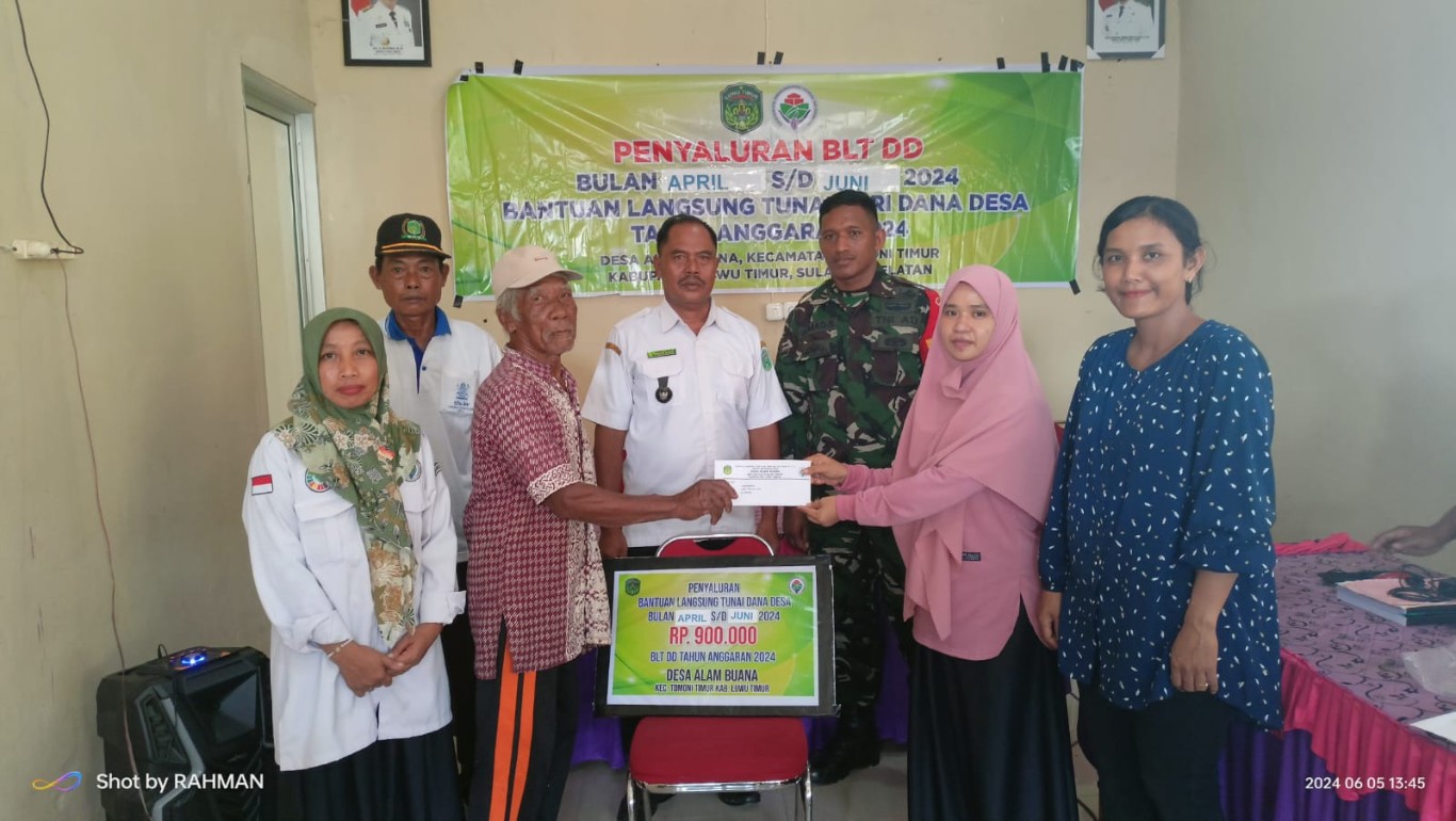 RAMPUNG -- Musyawarah desa dalam rangka penetapan status Indeks Desa Membangun (IDM) di Kecamatan Tomoni Timur akhirnya rampung. Peserta rapat melakukan foto bersama usai kegiatan musyawarah.