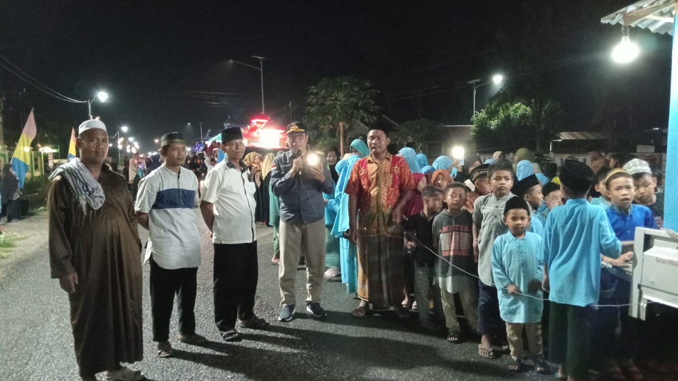 PAWAI -- Desa Purwosari Kecamatan Tomoni Timur menggelar pawai takbir keliling dimulai dari halaman Masjid An-Nur Ain dan dilepas secara resmi oleh Camat Tomoni Timur, Yulius. 