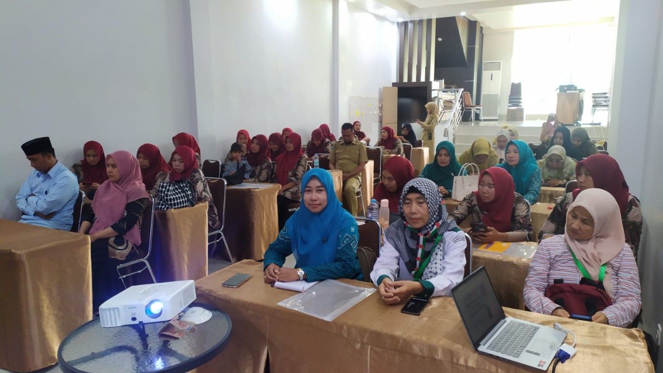 NARASUMBER -- Ketua TP PKK Luwu Timur, Hj. Sufriaty Budiman membuka sekaligus menjadi narasumber pada Kegiatan Pelatihan Kesehatan Desa Balantang Tahun 2024 dengan tema "Optimalisasi Peran Kader Kesehatan Dalam Rangka Mewujudkan SDM Yang Berkualitas",di Wisma Golden House, Malili, Selasa (11/6).