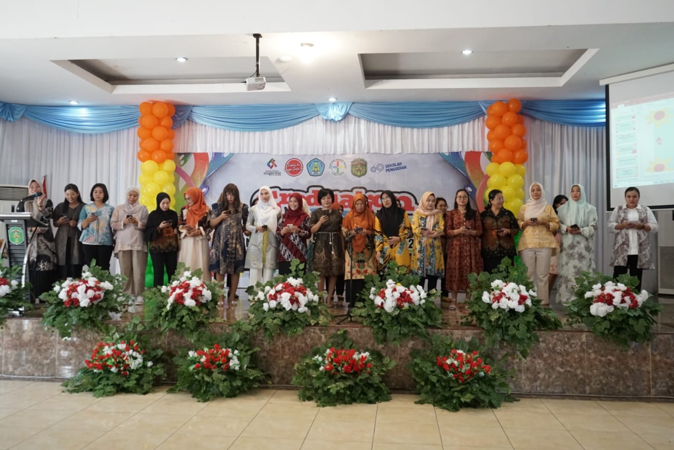 PENAMATAN -- Sekolah PAUD Bina Mandiri menggelar penamatan murid (Graduation Day) TK B dengan Tema "Little Step Towards The Future" yang berlangsung di Gedung Wanita Simpurusiang Malili, Kamis (20/6). 