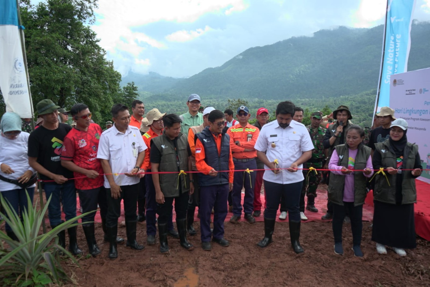 RAMAIKAN -- Sebanyak 350 penari Padduppa meramaikan acara Roadshow Kebudayaan di Kecamatan Wotu di Lapangan Sepakbola Gaswo, Desa Lampenai, Selasa (4/6).