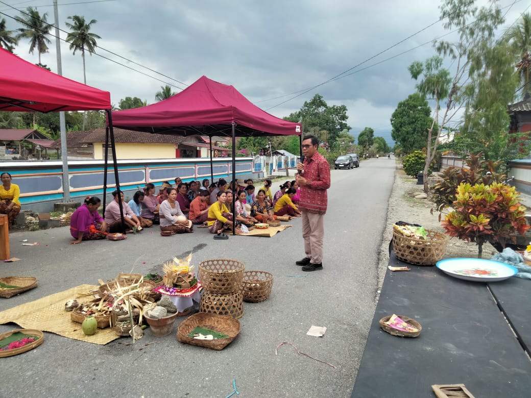 RITUAL -- Warga Desa Kertoraharjo Kecamatan Tomoni Timur Luwu Timur menggelar Ritual "Mecaru" di Desa Kertoraharjo, Depan Pura Jagat Natha, Sabtu (22/6). Camat Tomoni Timur Yulius hadir pada acara tersebut.