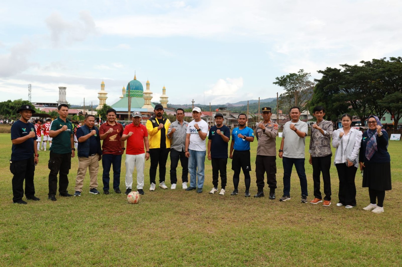 TURNAMEN -- Bupati Luwu Timur, H Budiman menandai pembukaan turnamen sepakbola Nickel Cup VIII di Lapangan Sepakbola Persesos Sorowako, Kecamatan Nuha diikuti 18 tim yang tersebar di Kabupaten Luwu Timur,, Minggu (9/6).  