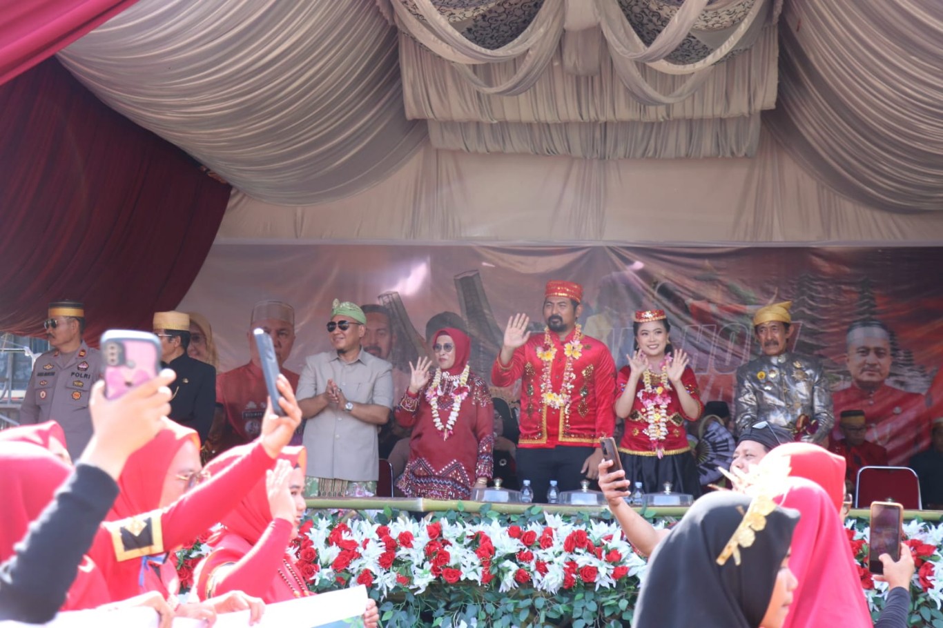 TUTUP -- Wakil Bupati Luwu Timur, Mochammad Akbar Andi Leluasa didampingi Ketua TP PKK Lutim, Hj. Sufriaty Budiman, Ketua I Bidang Pembinaan Karakter Keluarga, Arbiyanti Febthavia Akbar menutup secara resmi seluruh rangkaian Roadshow Kebudayaan Tahun 2024.