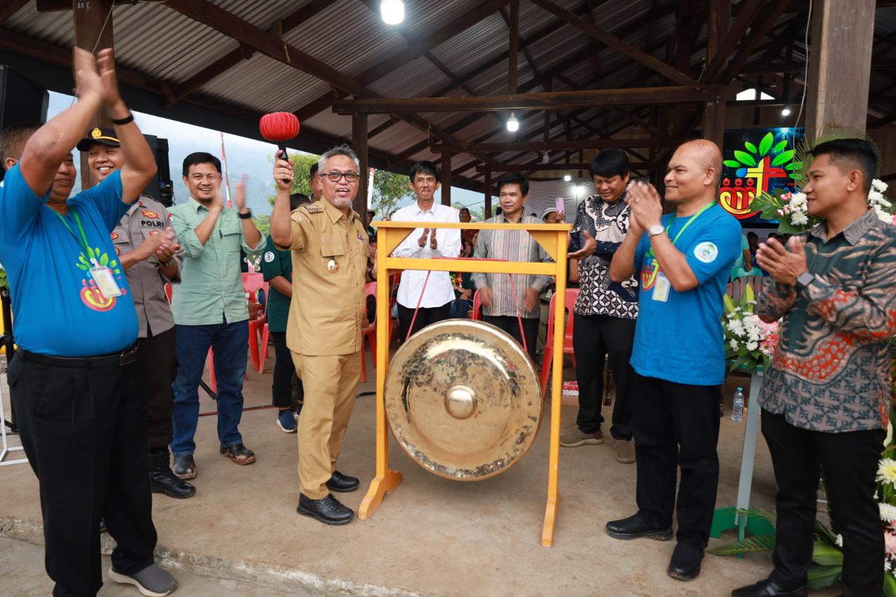 RESMI DIBUKA -- Bupati Luwu Timur, H Budiman membuka kegiatan Luwu Youth Day di Bukit Tabor, Kecamatan Wasuponda, Selasa (25/6).