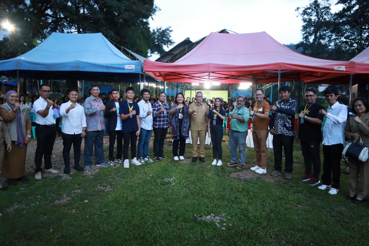 YOUTH CAMP -- Bupati Luwu Timur, H Budiman foto bersama usai membuka kegiatan Youth Camp Gereja Pantekosta di Bumper, Kecamatan Nuha, Selasa (25/6).