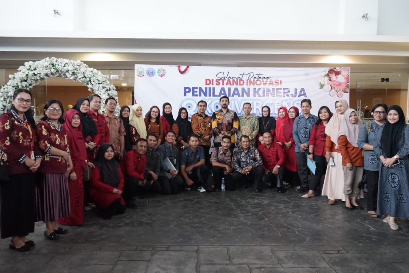 PAPARKAN -- Wakil Bupati Luwu Timur, Mochammad Akbar Andi Leluasa selaku Ketua Tim Percepatan Penurunan Stunting (TPPS) foto beraama usai memaparkan 8 Aksi Konvergensi Percepatan Penurunan Stunting di hadapan tim penilai provinsi yang berlangsung di Hotel Swiss-Belinn Panakukang Makassar, Jumat (31/5).