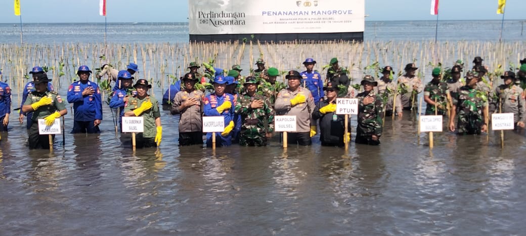 MANGROVE -- Penanaman pohon mangrove di Kabupaten Takalar dalam rangka HUT ke-78 Bhayangkara.