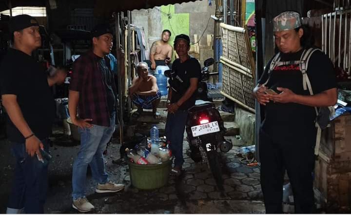MIRAS -- Personel Polsek Panakkukang saat melakukan razia miras jenis ballo di salah satu tempat penjualan ballo di wilayah hukum Polsek Panakkukang-Polrestabes Makassar.