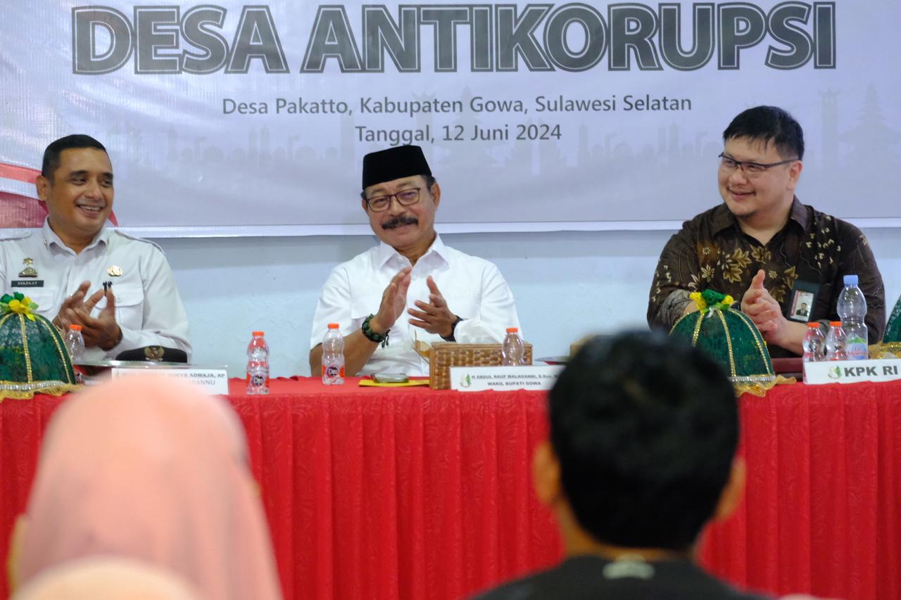 IST MONITORING -- Wabup Gowa, Abdul Rauf Malaganni saat menerima kunjungan tim Monitoring Desa Anti Korupsi KPK RI di kantor Desa Pakkatto, Kecamatan Bontomarannu. 