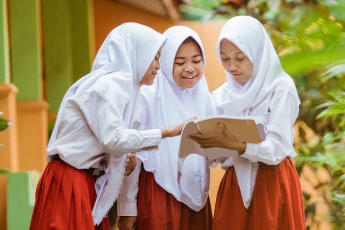 int TERAPKAN--Disdik Kota Makassar mulai menerapkan wajib belajar 10 tahun. Semua anak wajib untuk bersekolah masing-masing satu tahun di jenjang PAUD, SD 6 tahun, dan SMP 3 Tahun.Tampak siswa sekolah di Makassar.