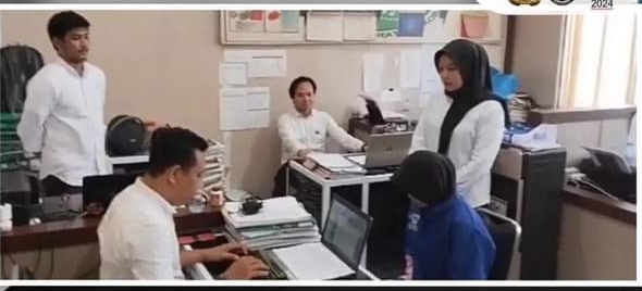 NARKOBA -- Tersangka Narkoba saat menjalani pemeriksaan di ruang penyidik Ditresnarkoba Polda Sulsel.
