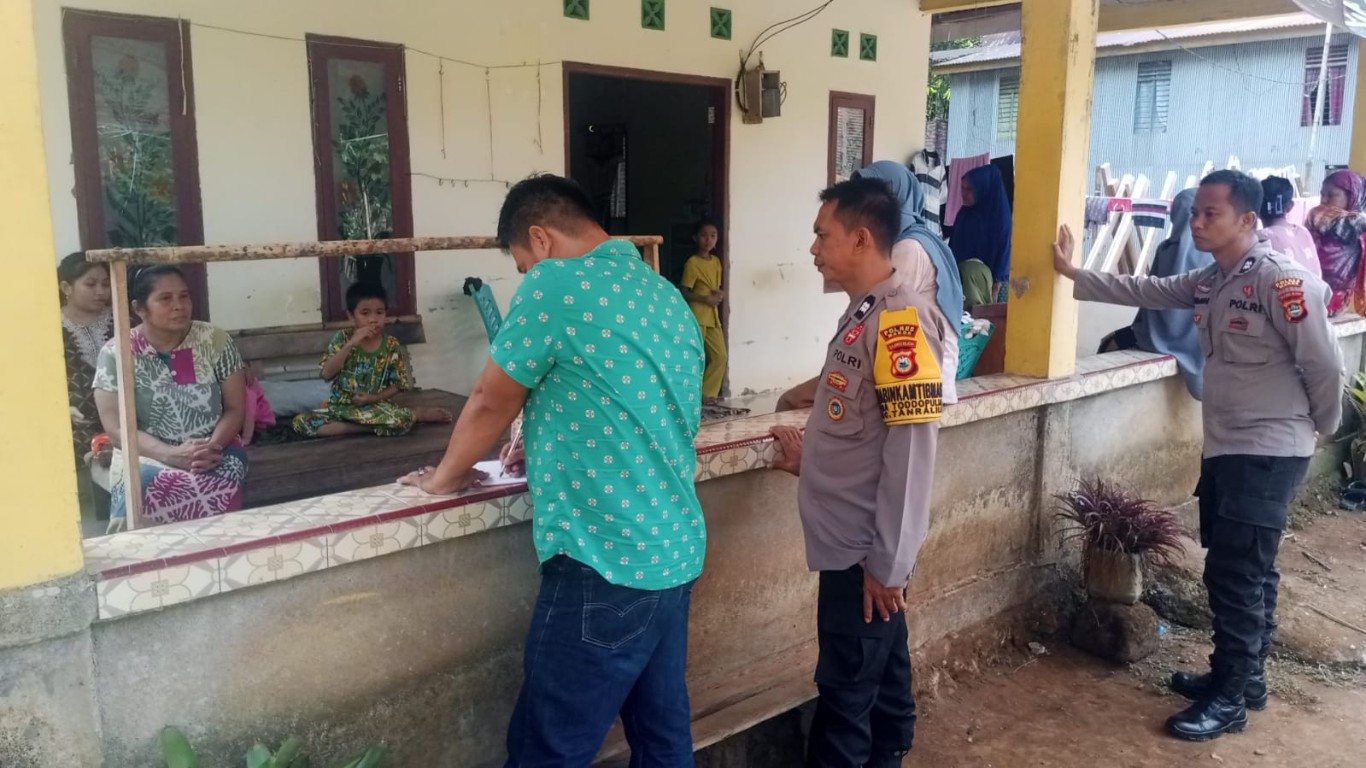 OTOPSI -- Sejumlah personel kepolisian dari Polsek Tanralili mendatangi rumah korban untuk menawarkan melakukan otopsi untuk memastikan penyebab kematian korban.
