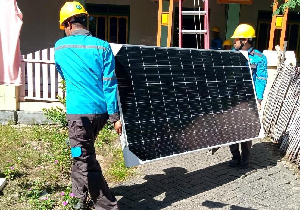 PANEL SURYA -- Petugas PLN tengah memasang panel surya dari inovasi SuperSUN di Puskesmas Pembantu, Pulau Saugi, Kabupaten Pangkep. 