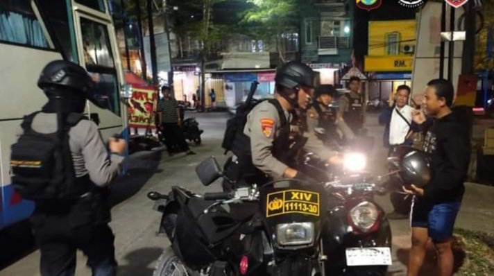IST PATROLI -- Tim Patmor Satsamapta Polres Pelabuhan Makassar  melaksanakan patroli gangguan Kamtibmas di wilayah hukum Polres Pelabuhan Makassar.