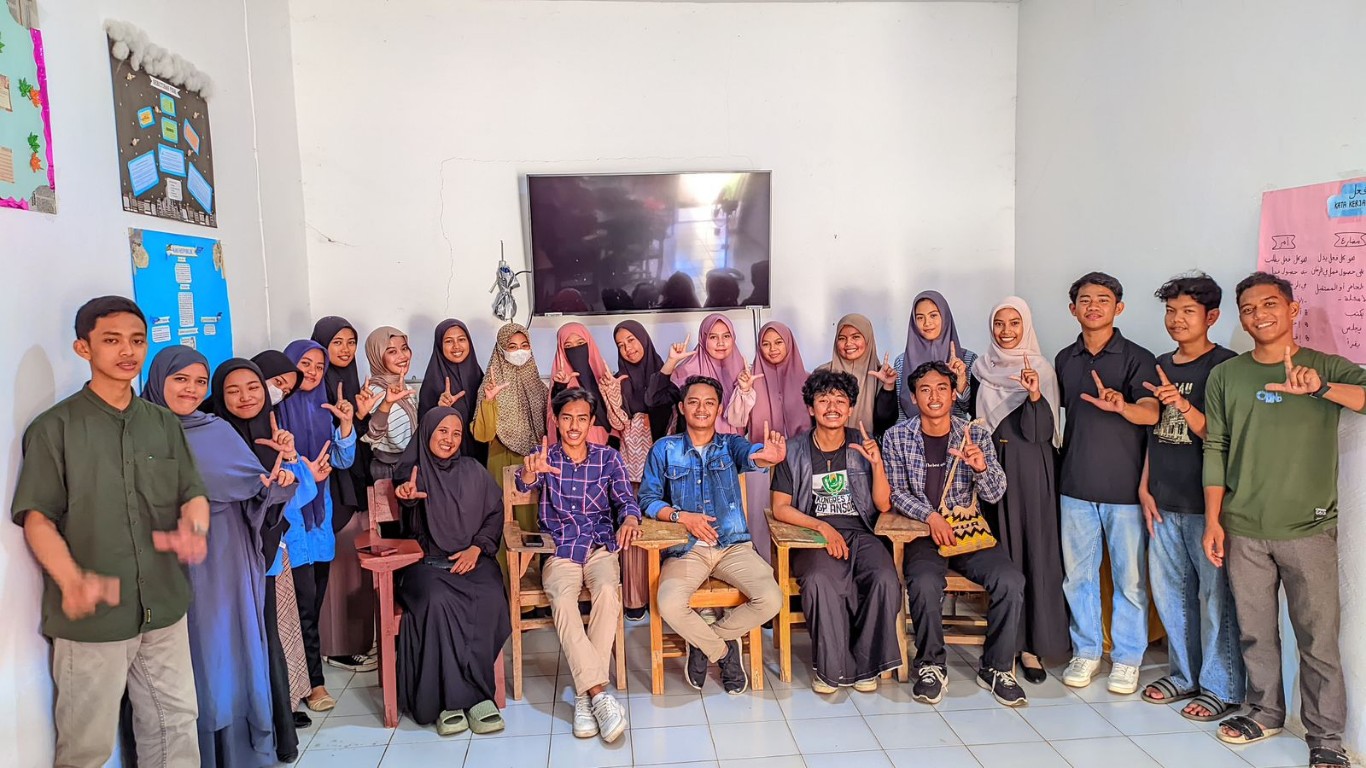 PELATIHAN -- Para peserta pelatihan KTI yang digelar Dema STAI DDI Maros DDI Maros foto bersama dengan para narasumber.
