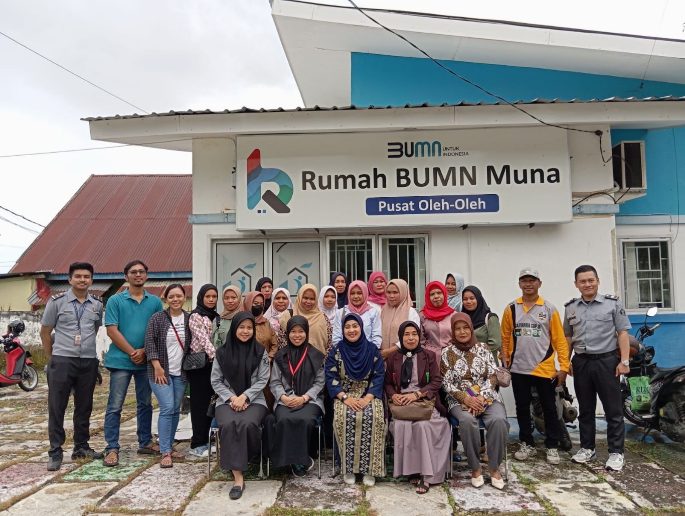 PELATIHAN -- Para pelaku UMKM binaan PLN UID Sulselrabar foto bersama narasumber dan pengelola Rumah BUMN PLN Muna usai mengikuti pelatihan HAKI.