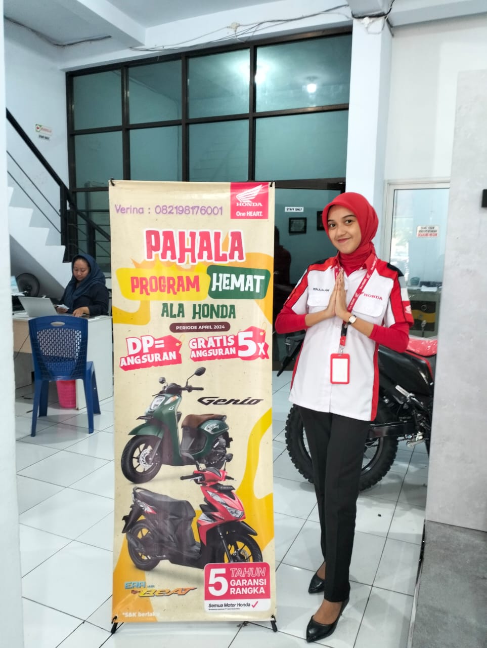 PELAYANAN -- Tim marketing Astra Motor siap memberikan pelayanan terbaik kepada konsumen yang akan membeli sepeda motor Honda.