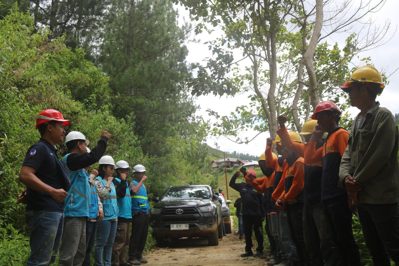 PEMANTAPAN -- Tim teknisi PLN UID Sulselrabar melakukan pertemuan pemantapan sebelum memulai pekerjaan di lokasi Kecamatan Mappak dan Simbuang, Tana Toraja.