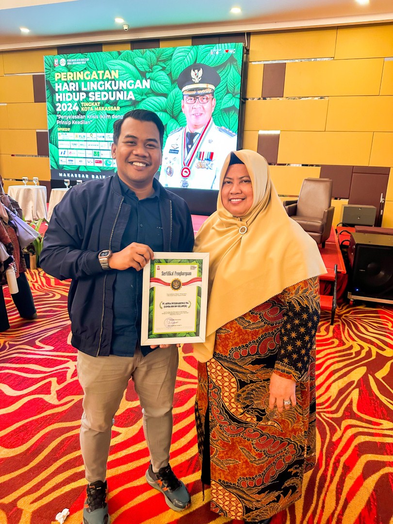PENGHARGAAN -- Perwakilan dari Asmo Sulsel ketika menerima penghargaan dari Dinas Lingkungan Hidup Kota Makassar sebagai perusahaan berkontribusi baik terhadap lingkungan.
