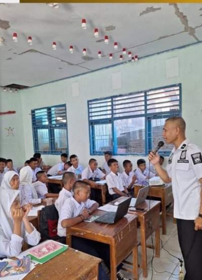 IST PENYULUHAN -- Satnarkoba Polres Pelabuhan Makassar sedang  melakukan penyuluhan bahaya narkoba di sekolah SMP Negeri 39 di Pulau Barrang Caddi, Kecamatan Sangkarrang.