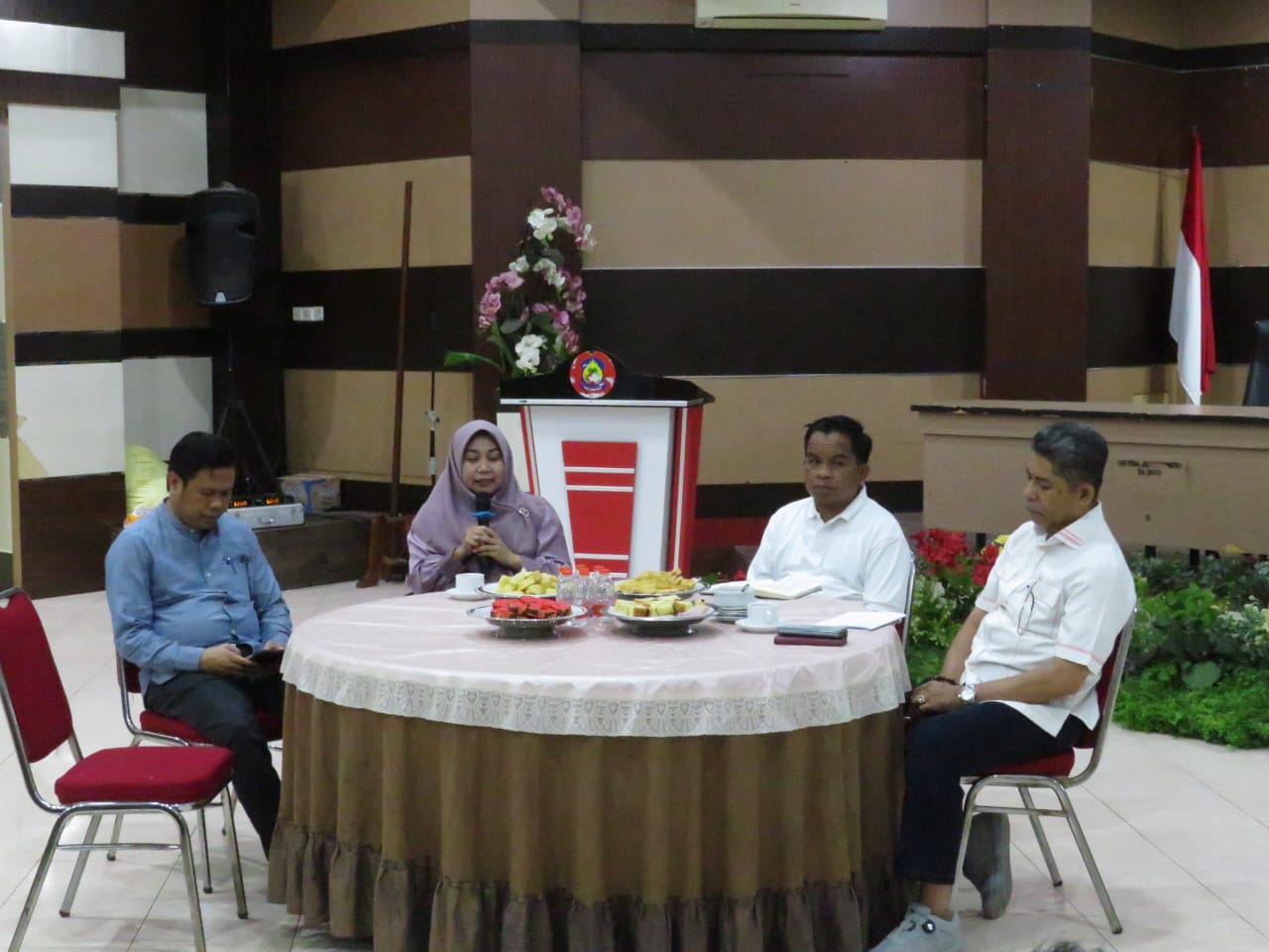 PERTEMUAN -- Pj Bupati Jeneponto, Junaedi Bakri (dua dari kanan) ketika menggelar pertemuan dengan Kepala Dinas Kesehatan Jeneponto, Syusanty A Mansyur (dua dari kiri) dan pejabat terkait lainnya.