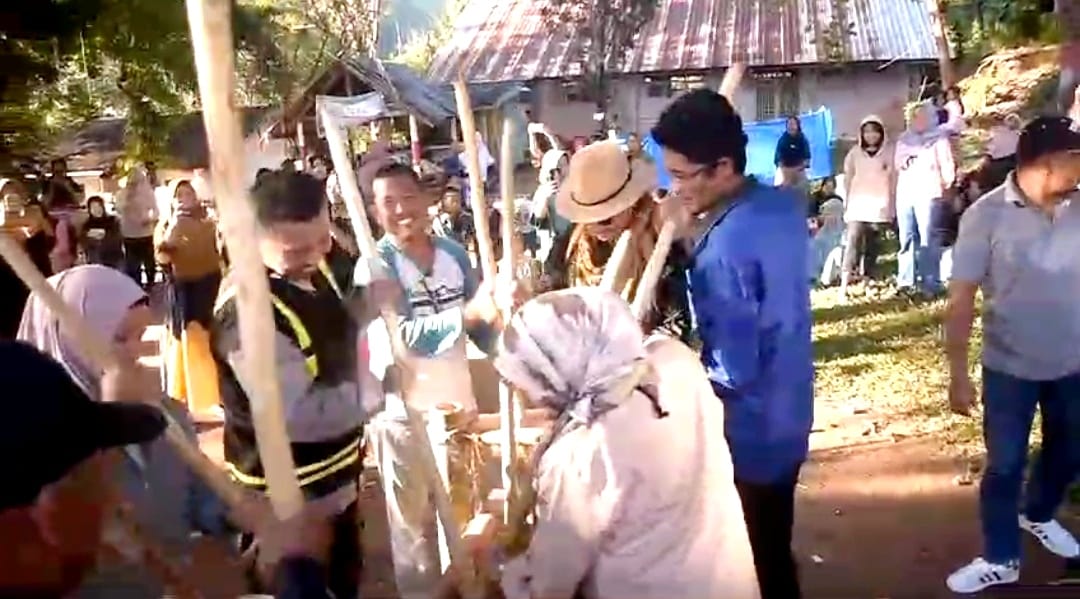 IST PESTA PANEN -- Pjs Kades Parigi bersama Tripides serta tokoh masyarakat dan pemerhati budaya saat membuka pesta panen dengan addengka ase lolo. 