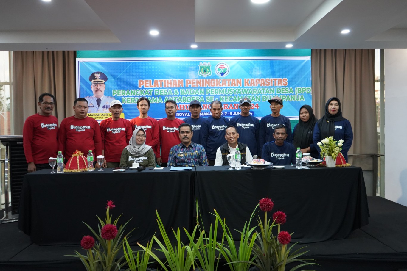 KAPASITAS -- Pj Bupati Pinrang H Ahmadi Akil foto bersama usai membuka kegiatan peningkatan kapasitas bagi Badan Pemusyawaratan Desa (BPD) dan Perangkat Desa di Royal Bay Hotel, Jumat (7/6). 