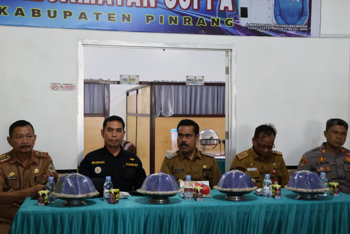 DORONG -- Pj Bupati Pinrang H Ahmadi Akil saat melakukan kunjungan ke perusahaan PT BLG di Kecamatan Suppa, Selasa (4/6). Ahmadi mendorong PT BLG memberdayakan petani rumput laut lokal Kabupaten Pinrang dalam memenuhi kebutuhan bahan baku. 