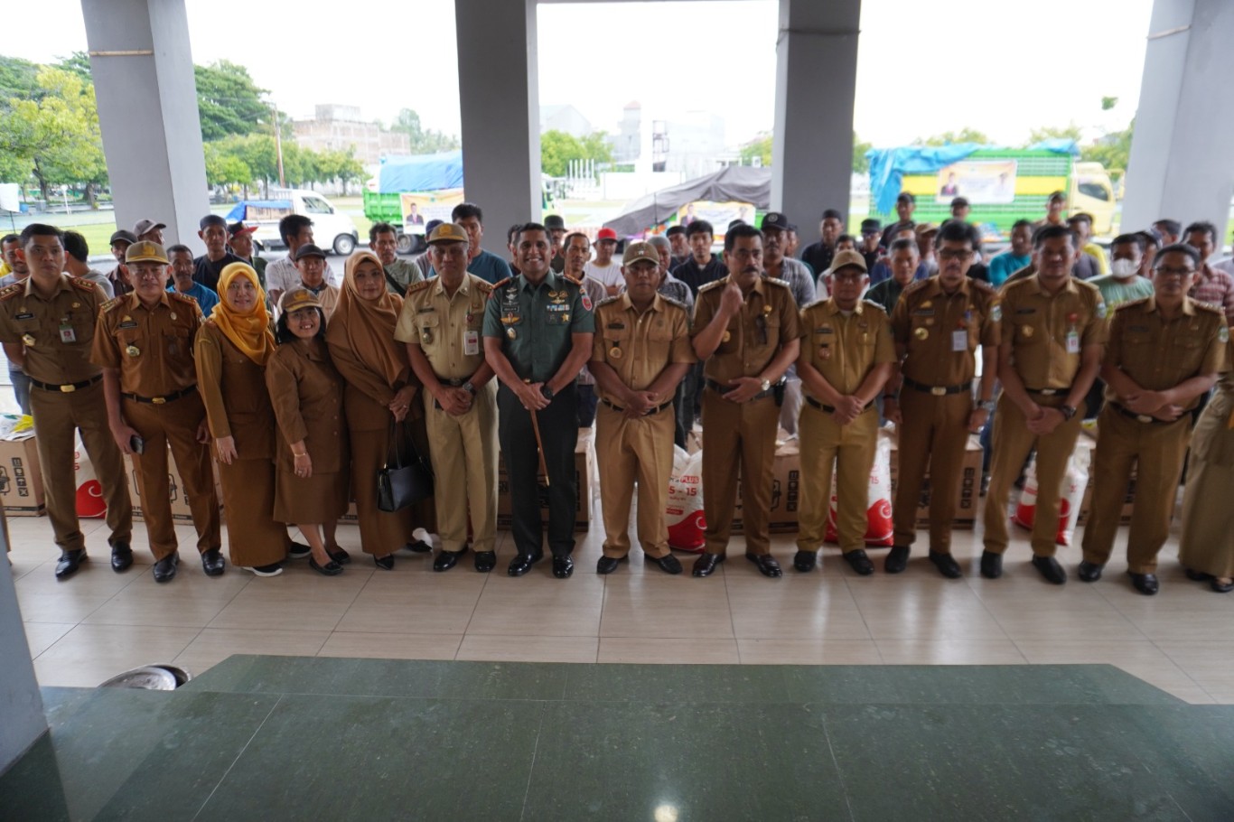 BANTUAN -- Pj Bupati Pinrang H Ahmadi Akil foto bersama usaki menyerahkan secara simbolis bantuan penanganan bencana bagi para petani terdampak dari bencana alam, Senin (3/6). 