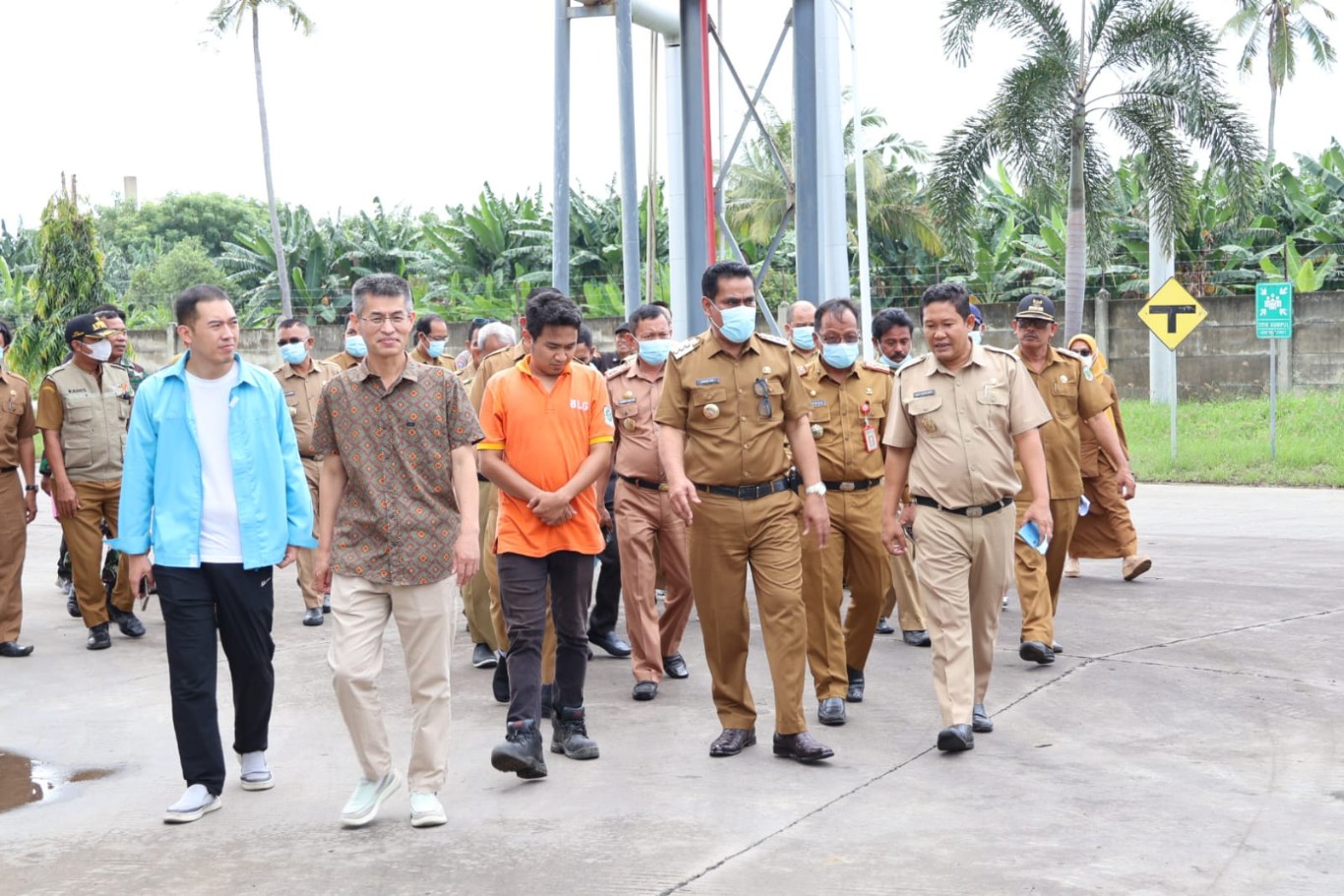 KUNKER -- Pj Bupati Pinrang H Ahmadi Akil melakukan Kunker di Kecamatan Suppa, Selasa (4/6). Kunjungan ini, merupakan sebuah langkah konsolidasi dirinya selaku Pj Bupati Pinrang dengan Pemerintah Kecamatan Suppa bersama jajarannya menjelang pelaksanaan Pemilu. 