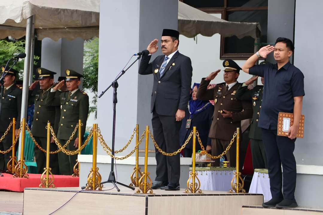 IRUP -- Pj Bupati Pinrang H Ahmadi Akil menjadi Inspektur Upacara (Irup) pada peringatan Hari Lahir Pancasila di halaman Kantor Bupati Pinrang, Sabtu (1/6). 
