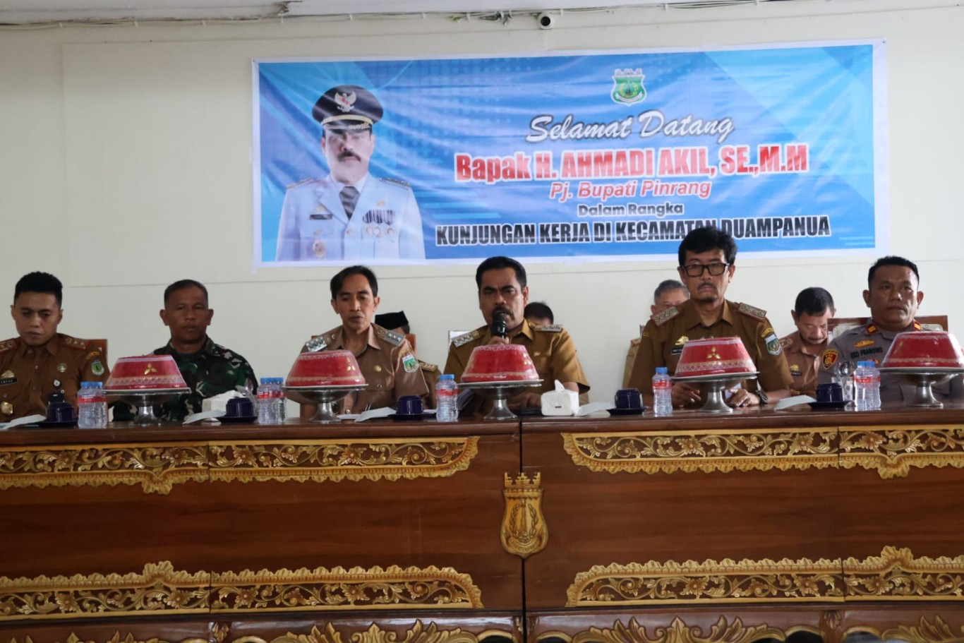 KAWAL PILKADA -- Pj Bupati Pinrang H Ahmadi Akil saat melakukan kunjunga kerja ((Kunker) Kecamatan Duampanua dan Lembang, Senin (24/6). Ahmadi mengajak masyarakat mengawal pelaksanaan Pemilu Kepala Daerah November mendatang. 