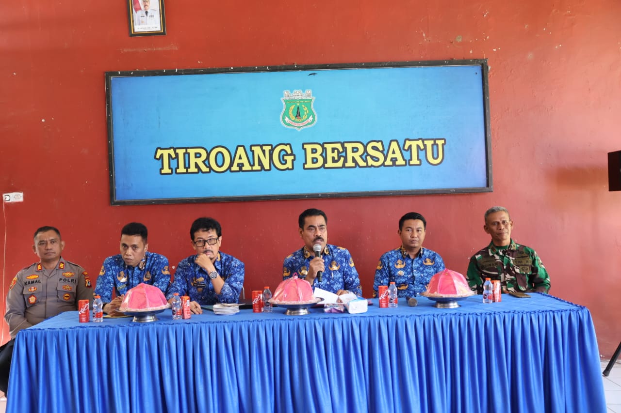 KUNKER -- Pj Bupati Pinrang H Ahmadi Akil mengunjungi tiga kecamatan masing-masing Kecamatan Paleteang, Watang Sawitto dan Kecamatan Tiroang, Rabu (19/6). Disela-sela kunjungannya, Ahmadi  mengungkapkan tugasnya sebagai Pj yakni mesukseskan Pemilihan Umum (Pemilu) November mendatang.