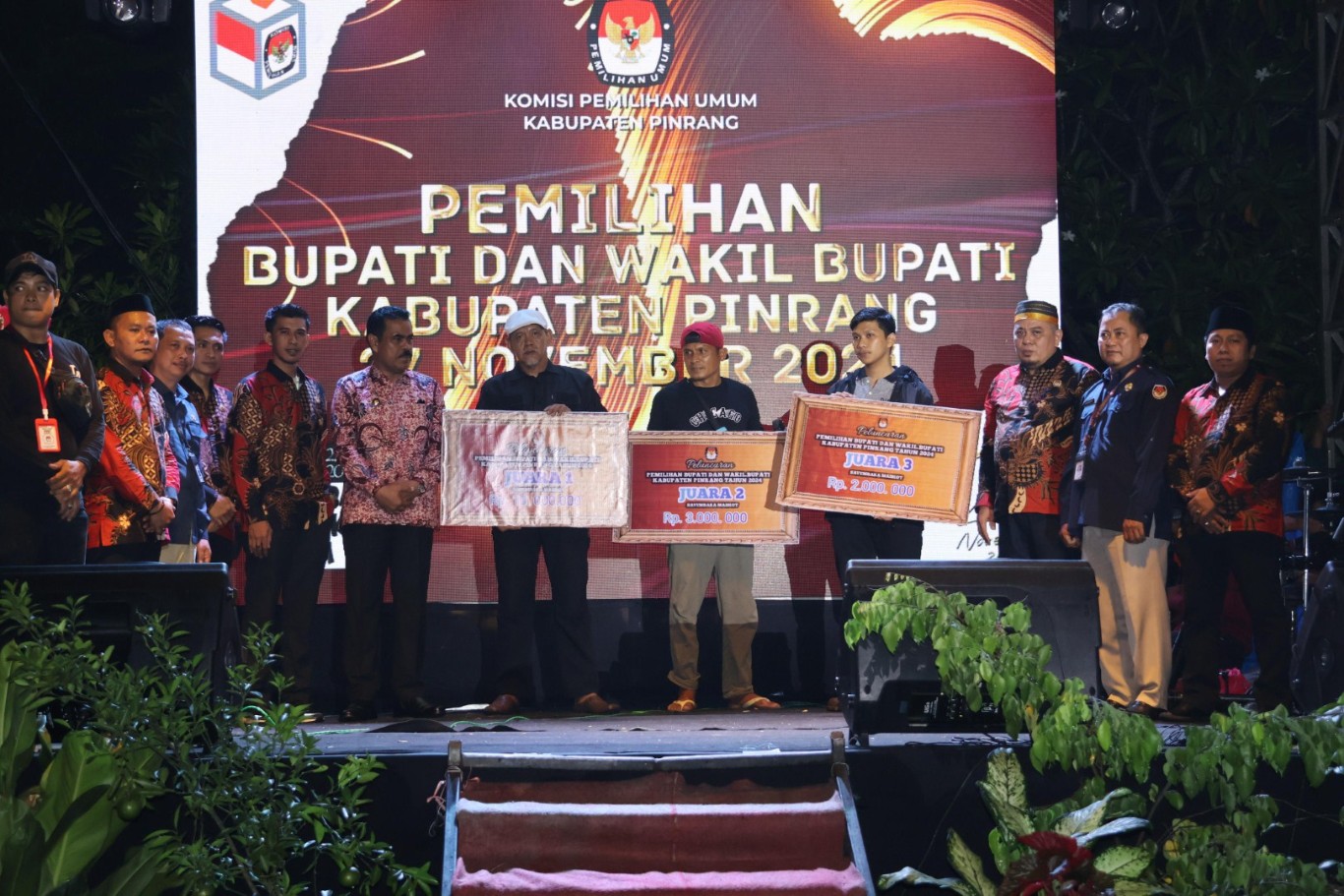 HADIRI -- Pj Bupati Pinrang H Ahmadi Akil menghadiri secara langsung kegiatan peluncuran maskot dan Jingle Pilkada 2024 Pinrang pada Pemilihan Umum Kepala Daerah (Pemiluka), Bupati dan Wakil Bupati Kabupaten Pinrang di Lasinrang Park, Minggu (2/6).