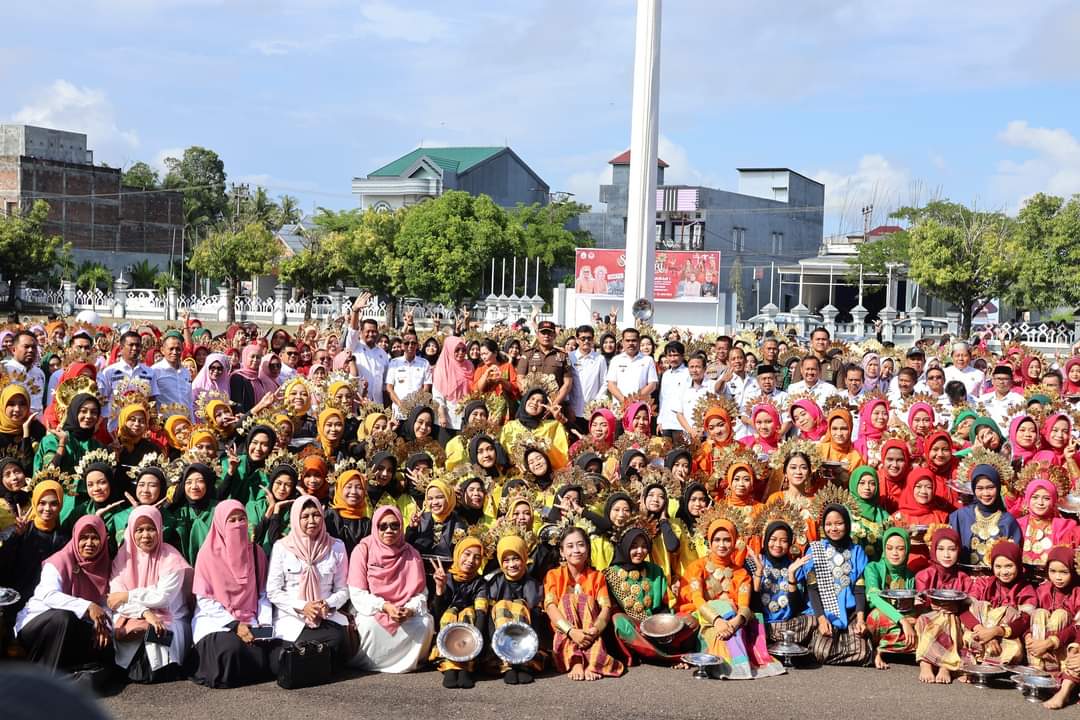 MENARI -- Pj Bupati Pinrang H Ahmadi Akil menyaksikan pemecahan rekor MURI Penari Padduppa oleh pelajar terbanyak serta Penari Padduppa dengan menggunakan Kostum Bajo Bodo terbanyak yang digelar oleh Pemprov Sulsel di Halaman Kantor Bupati Pinrang, Rabu (12/6).