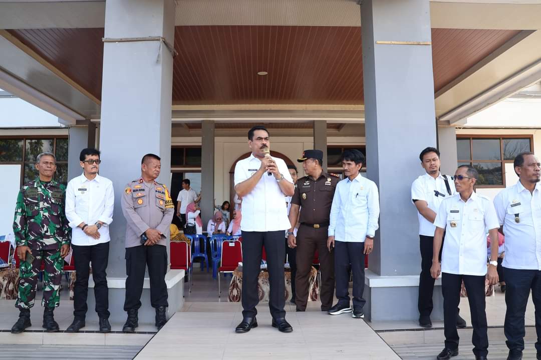 APRESIASI -- Wakil Ketua DPRD Pinrang, Syamsuri mengapresiasi kegiatan yang dilaksanakan Pemkab Pinrang yaitu pemecahan rekor MURI Penari Padduppa oleh pelajar terbanyak serta Penari Padduppa dengan menggunakan Kostum Baju Bodo terbanyak di Halaman Kantor Bupati Pinrang, Rabu (12/6)