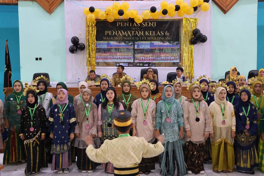 PENAMATAN -- Kepala Dinas Pendidikan dan Kebudayaan A Macca membacakan sambutan Pj Bupati Pinrang yang berhalangan hadir di Ruang Pola kantor Buapti Pinrang, Selasa (11/6).