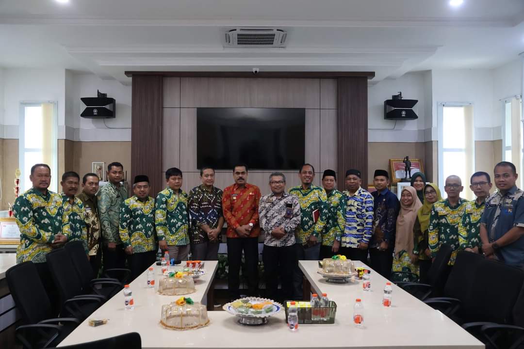 AUDIENSI -- Pj Bupati Pinrang H Ahmadi Akil menerima audiensi Kepala SMA/SMK se-Kabupaten Pinrang diruang rapat Bupati Pinrang, Kamis (13/6).  